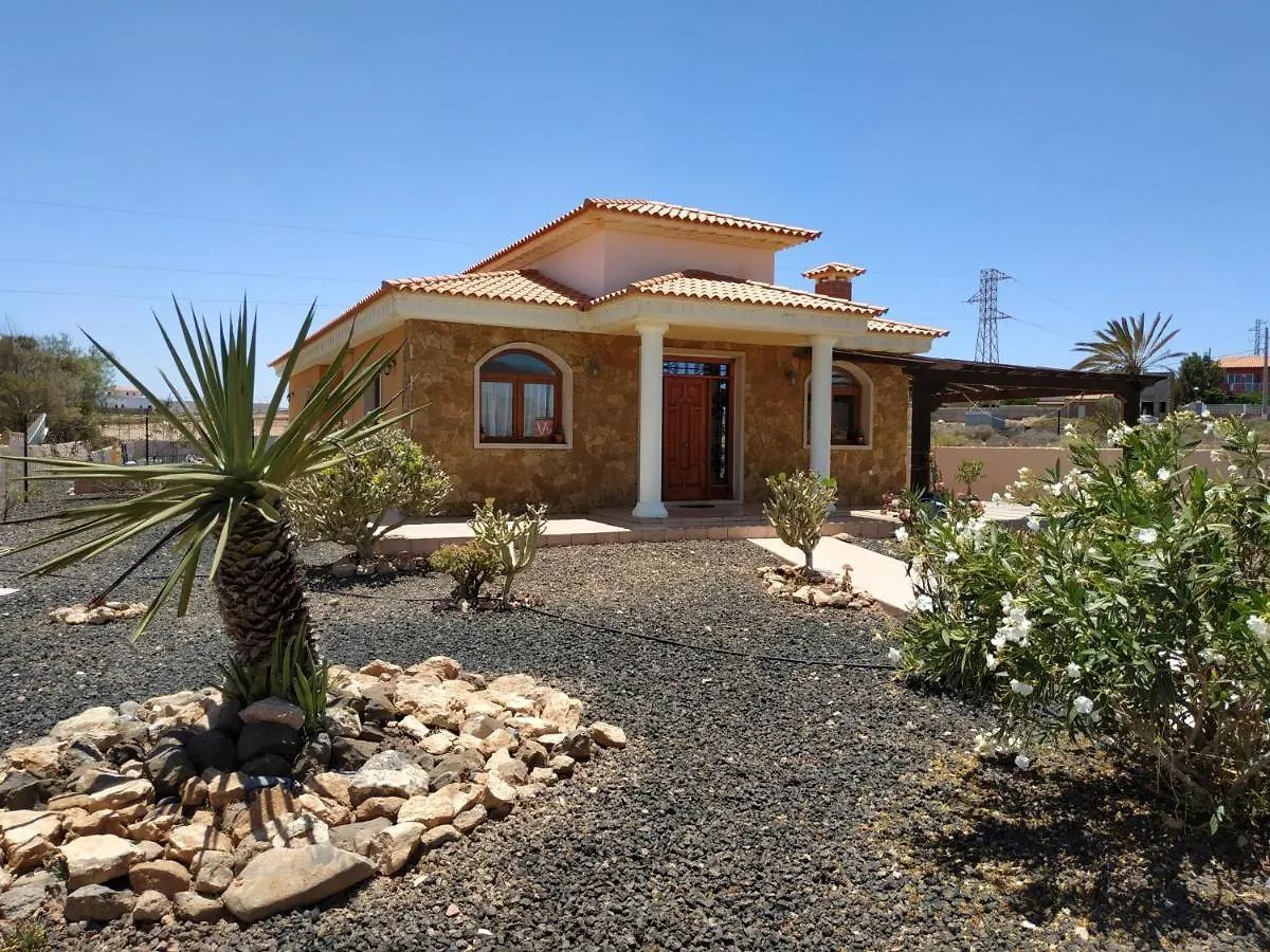 Villa Casa Del Sol: Spacious 3-Bedroom with Private Solar-Heated Pool Triquivijate