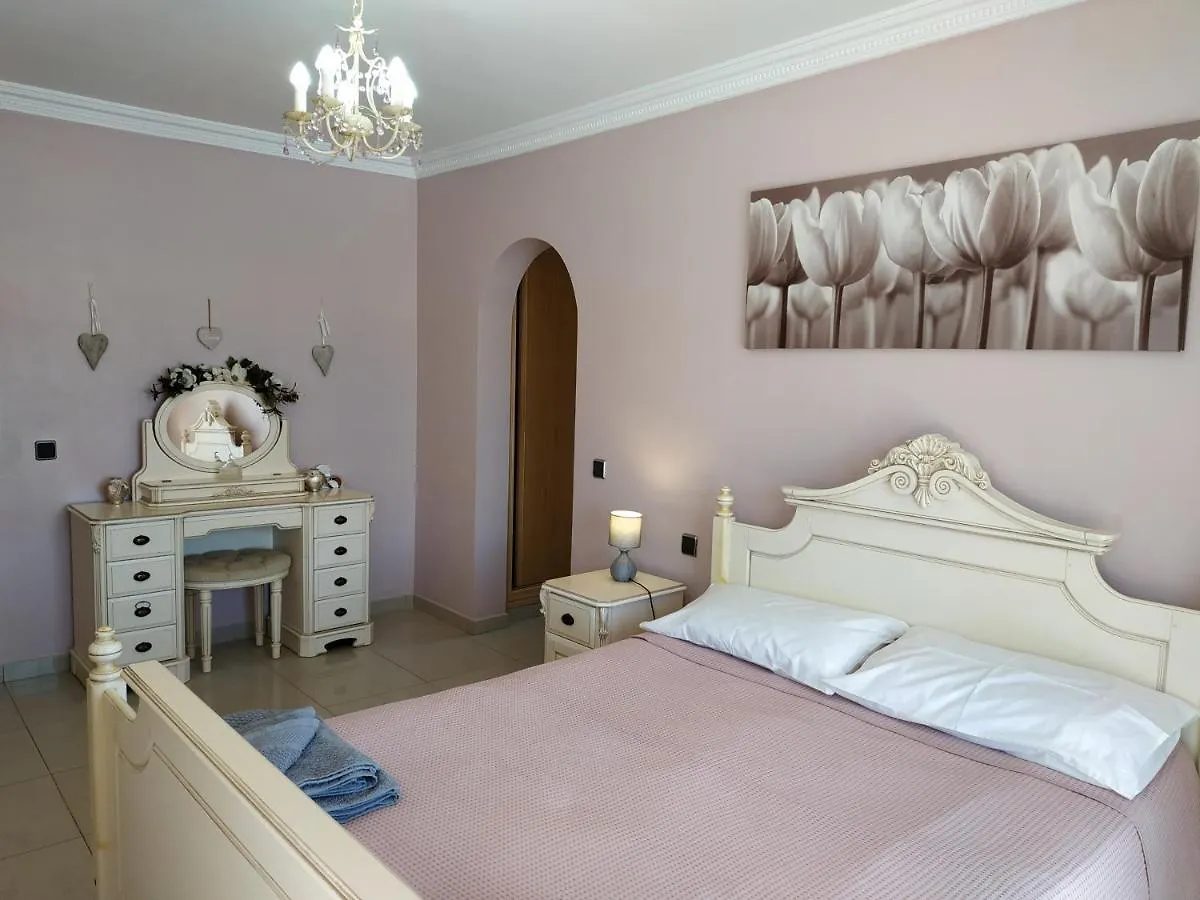 Villa Casa Del Sol: Spacious 3-Bedroom with Private Solar-Heated Pool Triquivijate